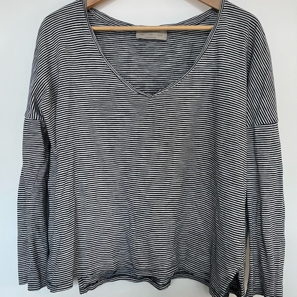 Cute stripe navy and withe long sleeve 💙 - Picture 2 of 2